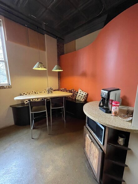 More Photos Of 1040 W Washington St, Greenville Office For Lease