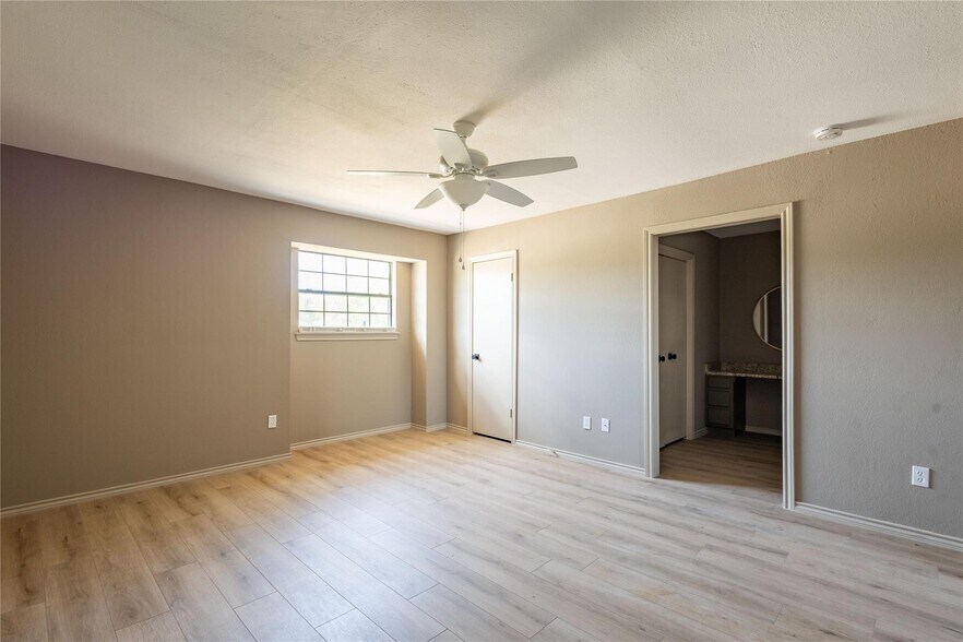 More Photos Of 1804 SW Barnard St, Glen Rose Apartments For Sale