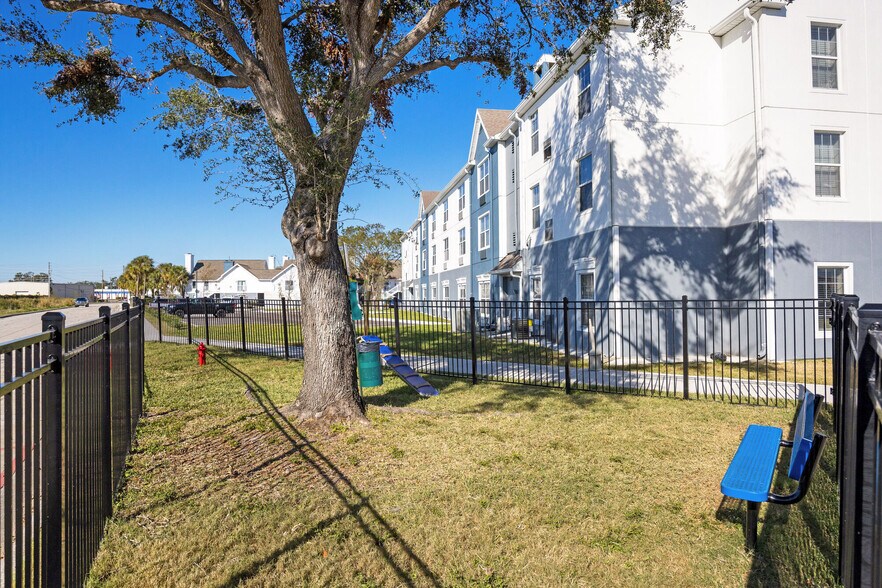 More Photos Of 13200 49th St N, Clearwater Apartments For Lease