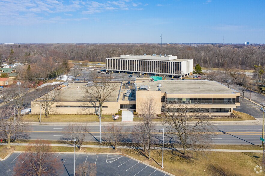 More Photos Of 2004 Miner St, Des Plaines Showroom For Lease