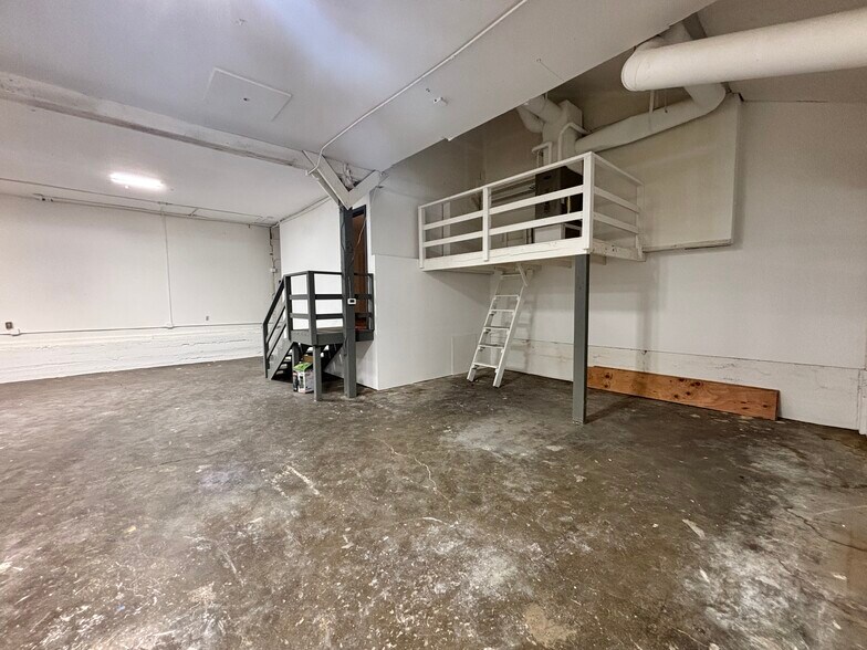 More Photos Of 446 McClaine St, Silverton Warehouse For Lease
