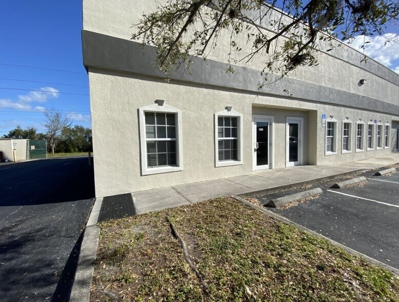 More Photos Of 2047-2071 Global Ct, Sarasota Warehouse For Lease