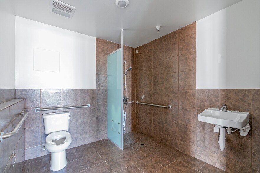 More Photos Of 2079 E 15th St, Los Angeles Flex For Lease