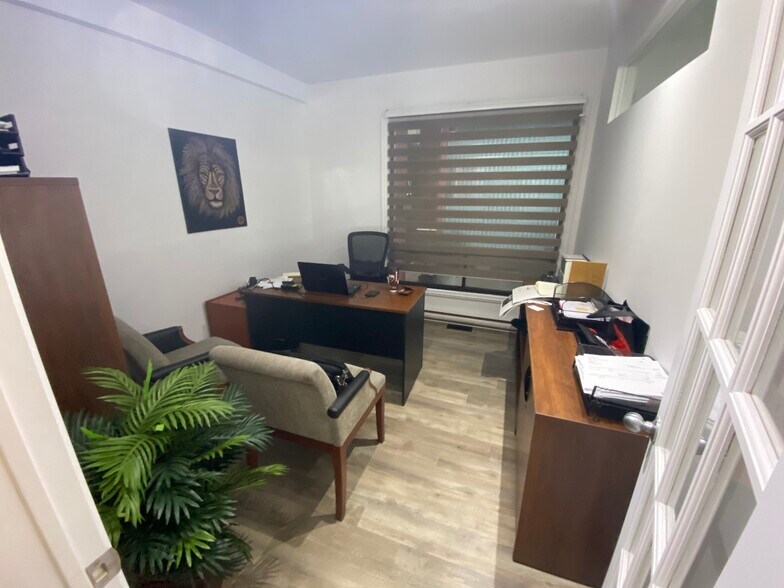 More Photos Of 106 Rue Saint-Louis, Longueuil General Retail For Sale