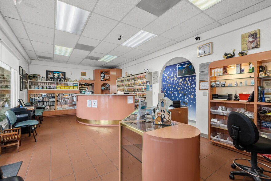 More Photos Of 26055 Bouquet Canyon Rd, Santa Clarita Veterinarian Kennel For Sale