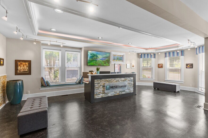 More Photos Of 380 E Market St, Harrisonburg Office For Lease