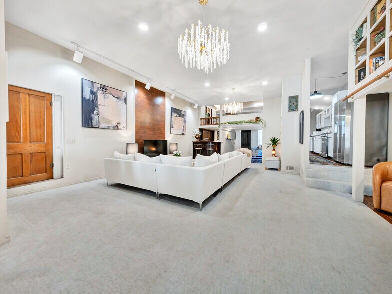 More Photos Of 106 W Main St, Pilot Point Storefront For Sale