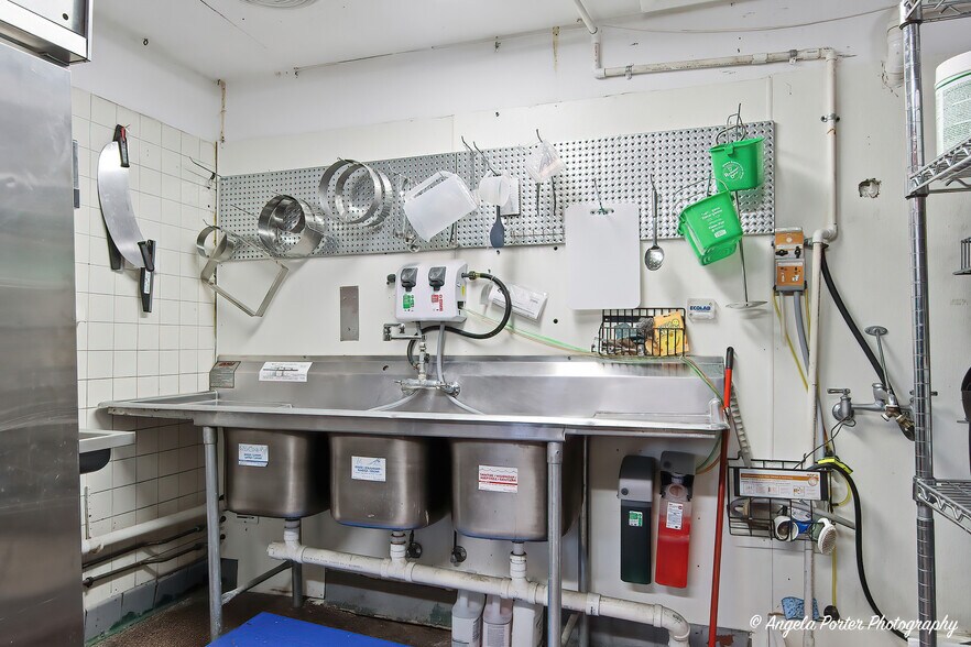 More Photos Of 140 Crystal St, Cary Fast Food For Sale