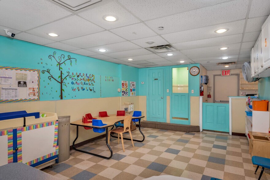 More Photos Of 900 Morris Park Ave, Bronx Storefront Retail Office For Lease