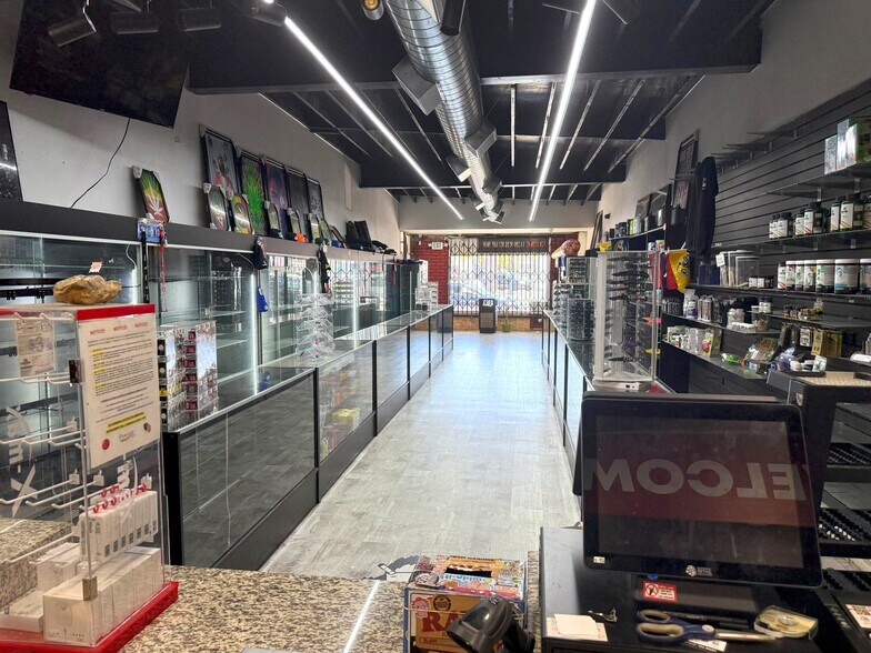 More Photos Of 321-325 S C St, Oxnard Storefront For Lease