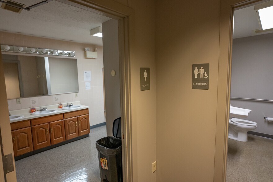 More Photos Of 320 Bilmar Dr, Pittsburgh Office For Sale