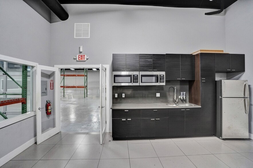 More Photos Of 2521 NE 4th Ave, Pompano Beach Flex For Lease