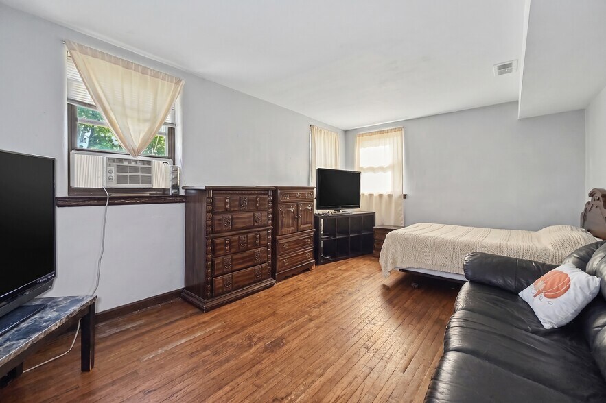 More Photos Of 1003-1011 W Locust St, Davenport Apartments For Sale