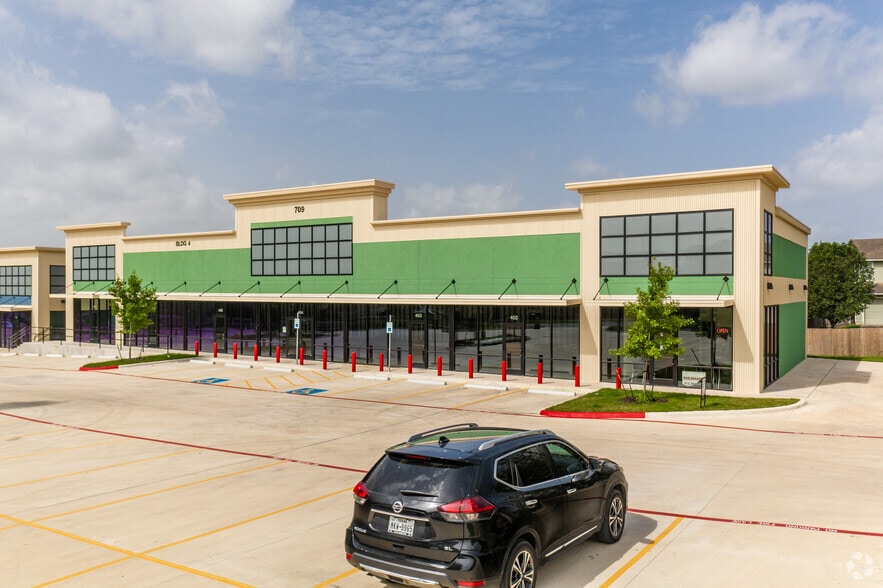 More Photos Of 709 E Slaughter Ln, Austin Unknown For Lease