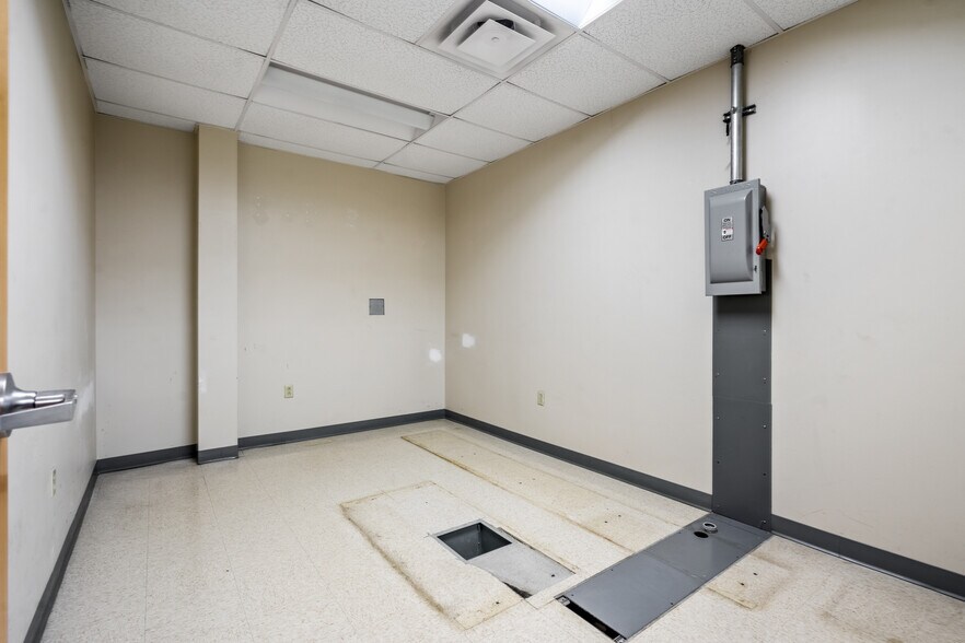 More Photos Of 77-87 Glade Dr, Kittanning Flex For Sale