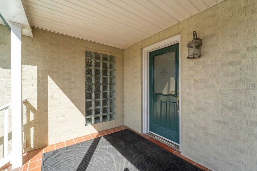 More Photos Of 156 White Oak St, Franklin Medical For Sale