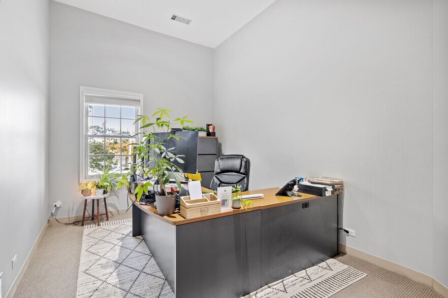 More Photos Of 611 W Jefferson St, Shorewood Medical For Lease