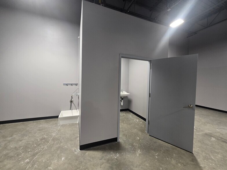 More Photos Of 2960 Technology Pl, Waldorf Research And Development For Lease