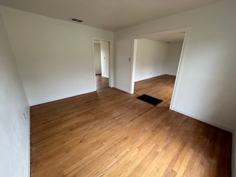 More Photos Of 404 N Henderson Blvd, Kilgore Office For Lease