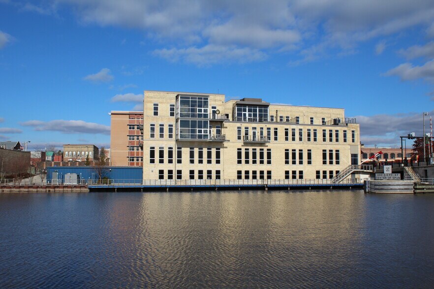 More Photos Of 2 N 8th St, Manitowoc Medical For Lease