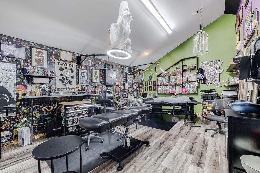 More Photos Of 302 W Victory Dr, Savannah Freestanding For Sale