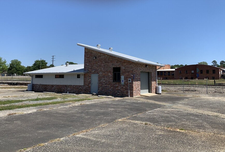 More Photos Of 208 W 2nd St, Siler City Manufacturing For Sale