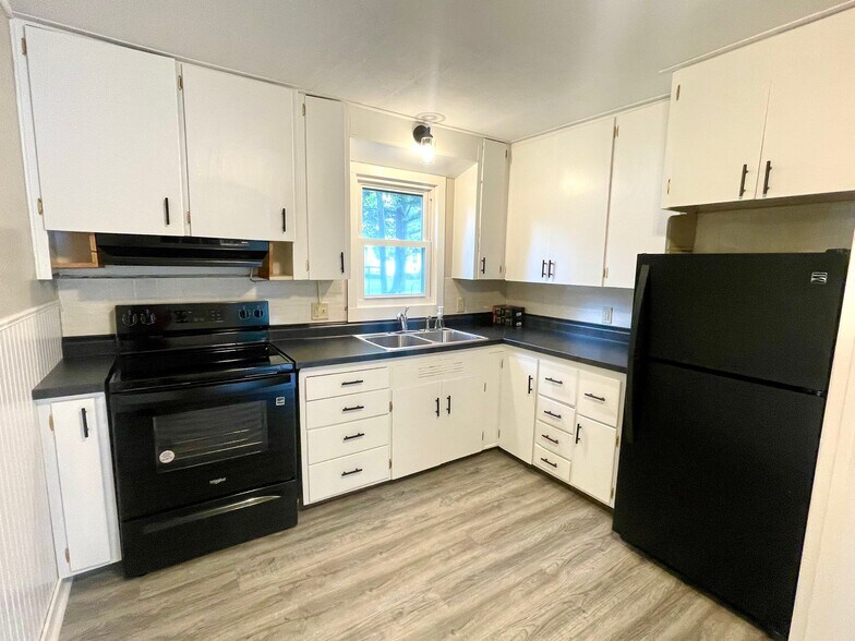 More Photos Of 844 Broadway St N, Menomonie Storefront Retail Residential For Sale