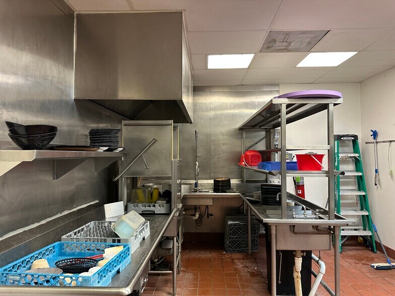 More Photos Of 900 Riverside Dr, East Peoria Restaurant For Sale