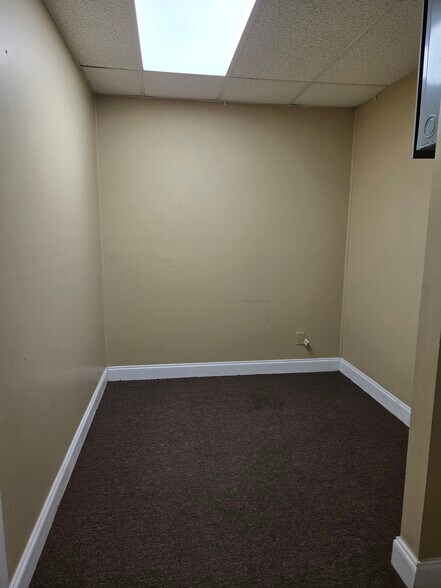 More Photos Of 3140 Lees Ln, Mobile Light Distribution For Lease