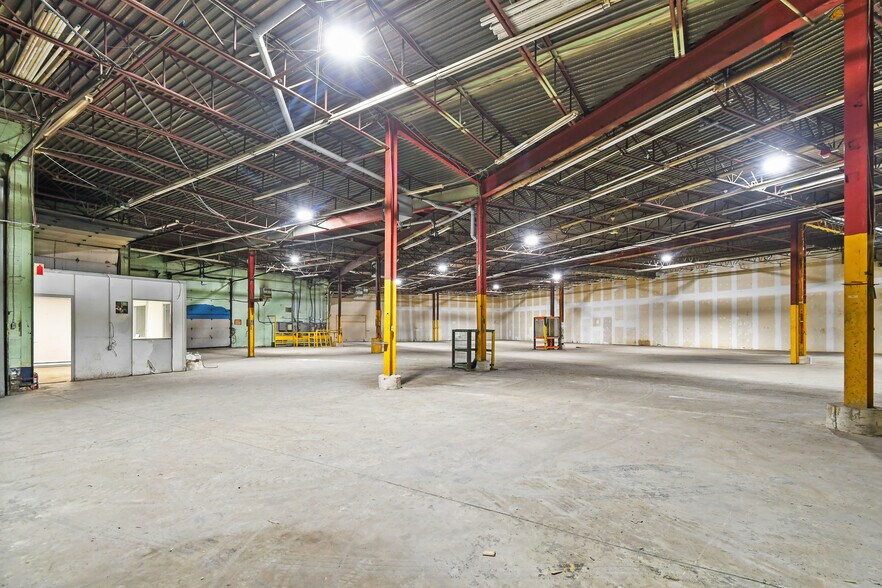 More Photos Of 215 Av Marien, Montréal Industrial For Sale