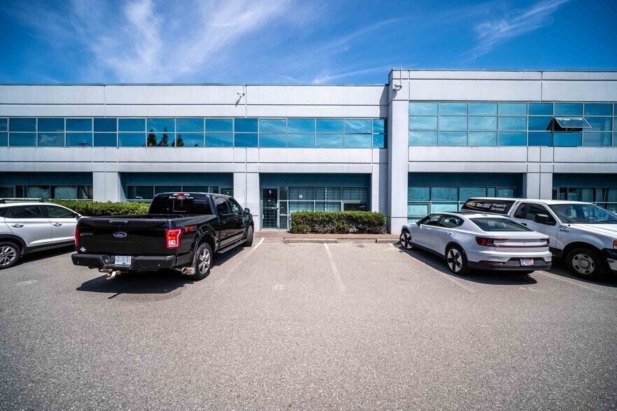 More Photos Of 8456 129A St, Surrey Service For Lease