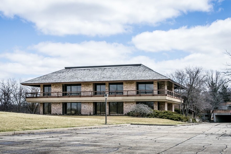 More Photos Of 3890 Salem Lake Dr, Long Grove Office For Sale