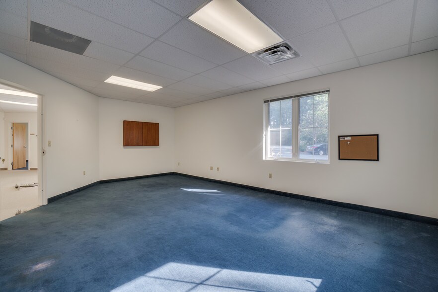 More Photos Of 2442 New Dorset Cir, Powhatan Office For Lease