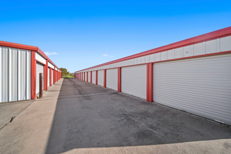 More Photos Of 8775 Highway 290 E, Chappell Hill Self Storage For Sale