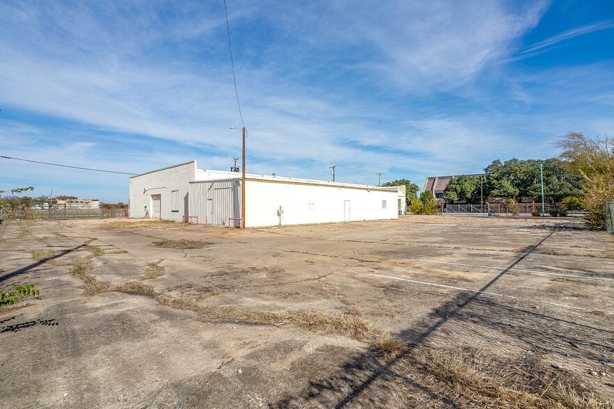 More Photos Of 541 N Main St, Fort Worth Light Manufacturing For Lease