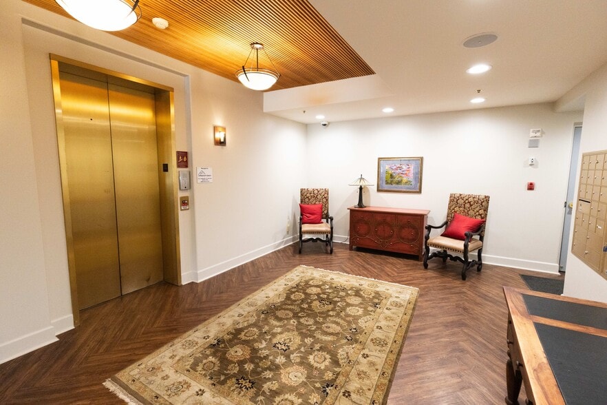 More Photos Of 360 Knechtel Way NE, Bainbridge Island Apartments For Sale