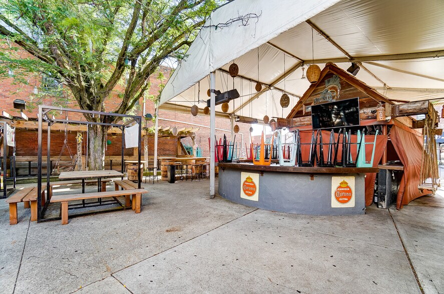 More Photos Of 491 Park St, Columbus Bar For Lease
