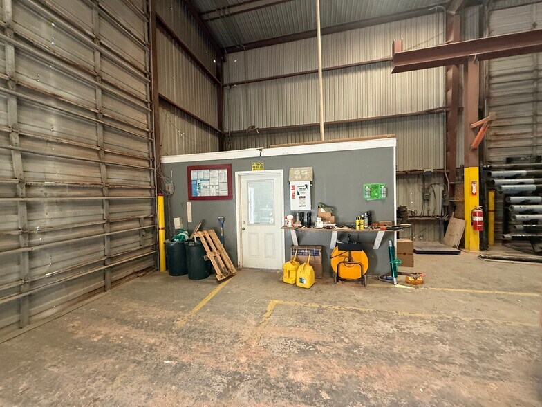 More Photos Of 1602 S Midkiff Rd, Midland Warehouse For Lease