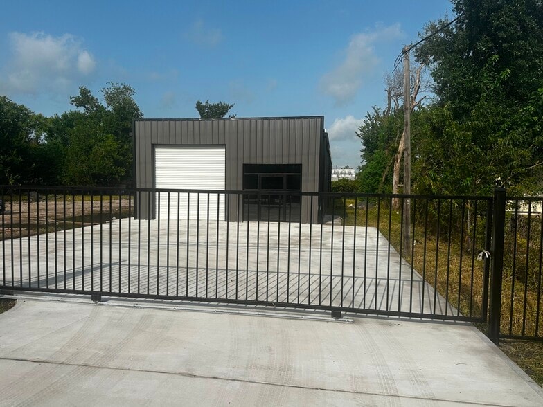 More Photos Of 14725 W Hardy Rd, Houston Warehouse For Lease
