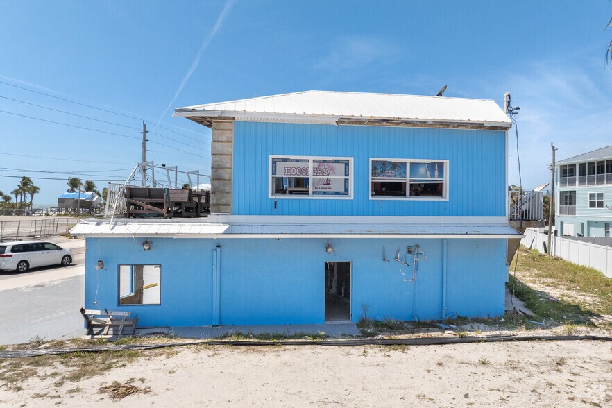 More Photos Of 1901 Estero Blvd, Fort Myers Restaurant For Sale