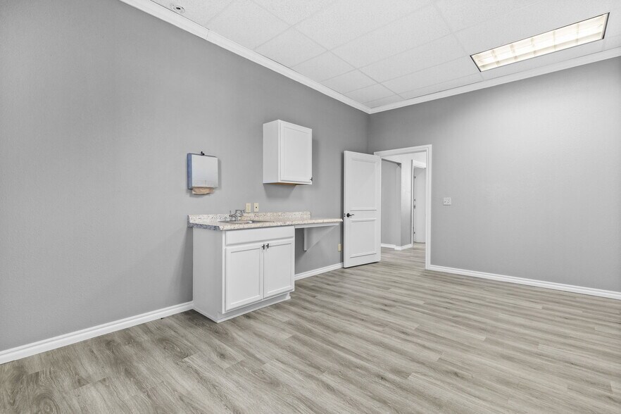 More Photos Of 2402 S 29th St, Chickasha Office For Sale