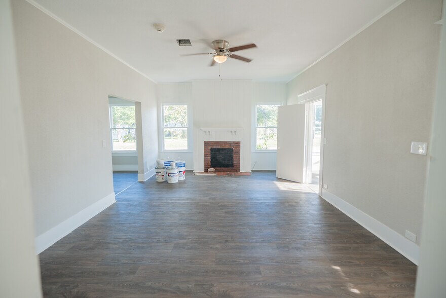 More Photos Of 1119 Smith St, Waller Office Residential For Lease