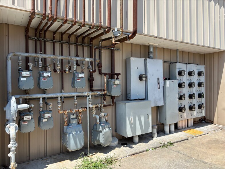 More Photos Of 900 Hayes Dr, Manhattan Storefront For Lease