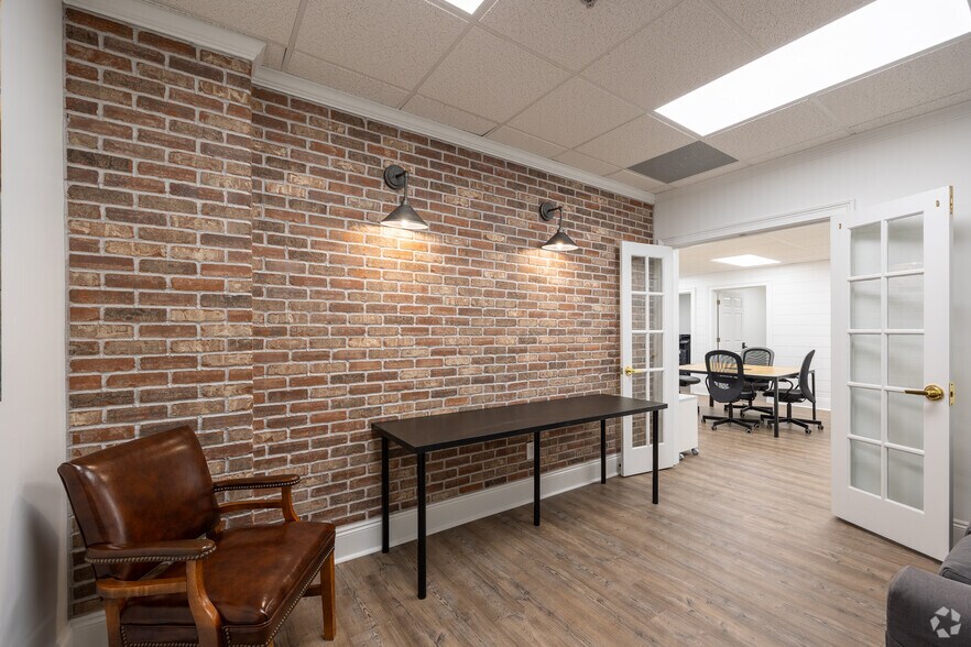 More Photos Of 284 S Main St, Alpharetta Unknown For Lease