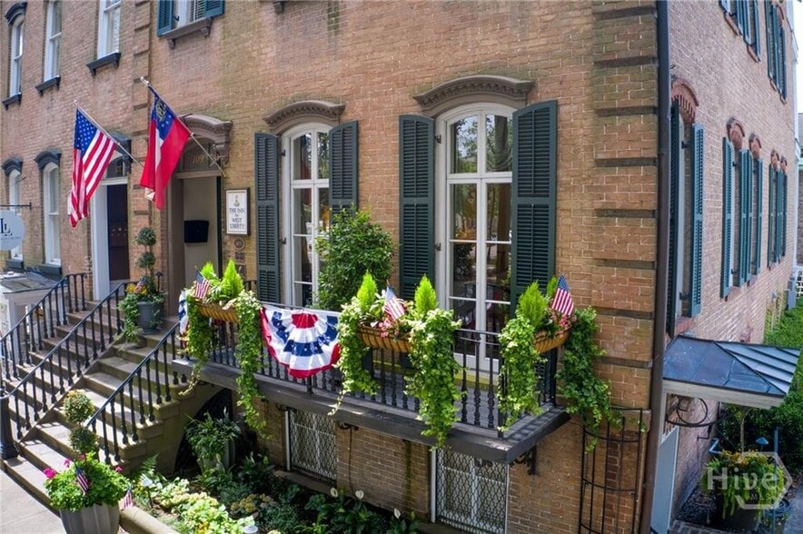 More Photos Of 109 W Liberty St, Savannah Hospitality For Sale