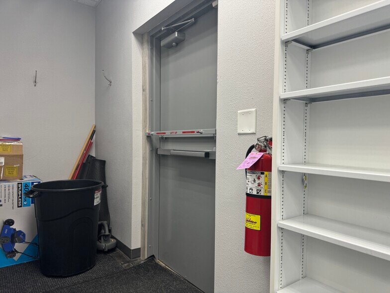 More Photos Of 1120 E 10th St, Sioux Falls Flex For Sale