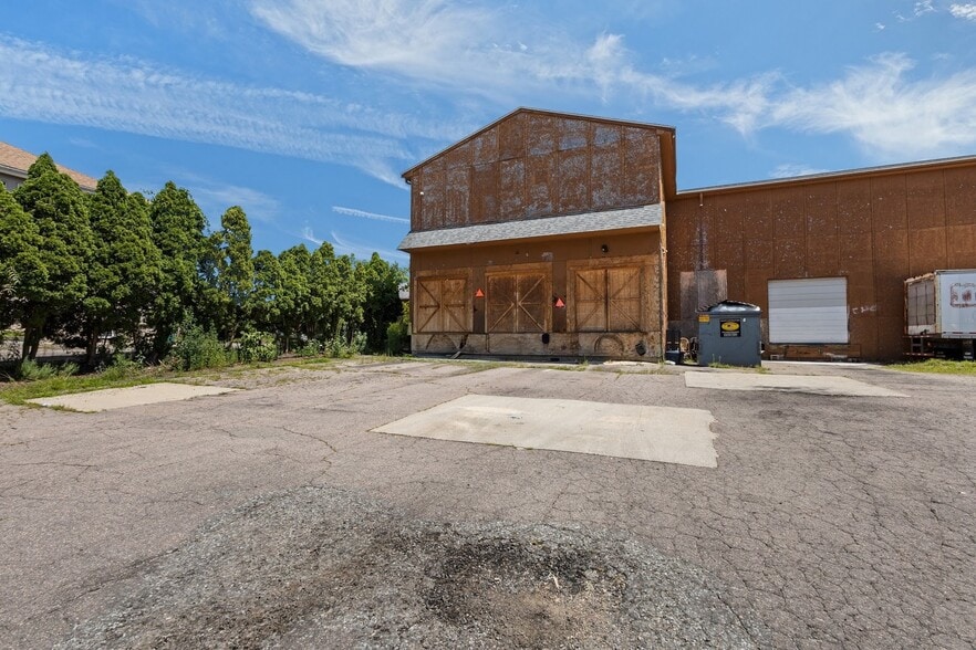 More Photos Of 598 Wood Ave, Woonsocket Freestanding For Lease