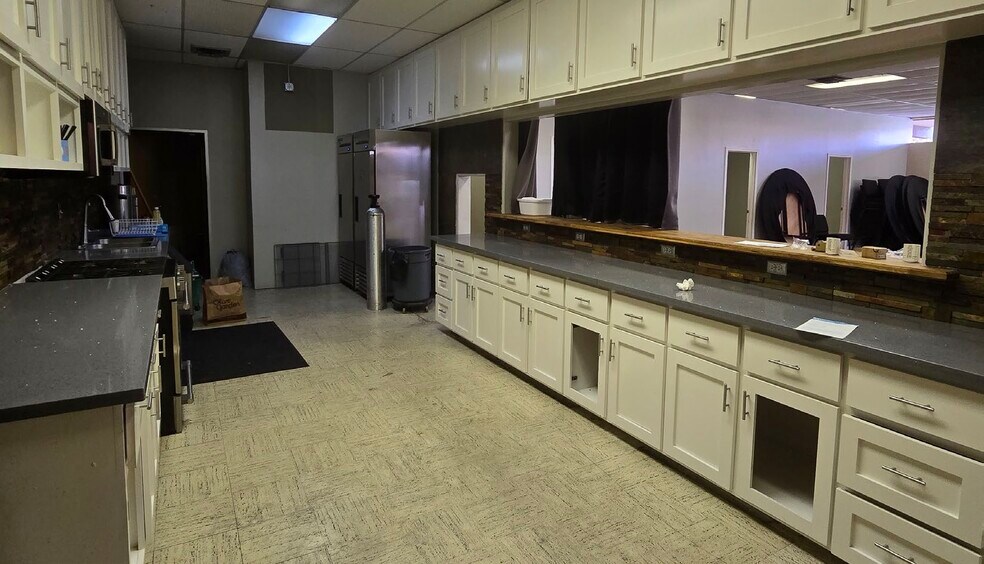 More Photos Of 902 Oak Ln, Rio Linda Office For Sale