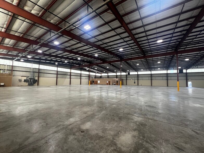 More Photos Of 3125 Drane Field Rd, Lakeland Warehouse For Lease
