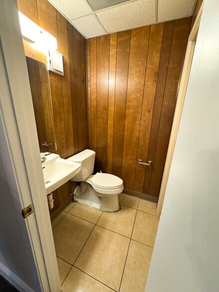 More Photos Of 3630 Almazan Dr, Dallas Medical For Lease